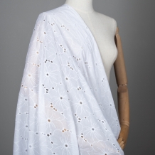 Ткань .DT-15083/D6 Вышивка Перфорация Цветы белые, ширина 140см,пл.100