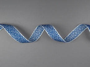 22мм. 9482 ЛЕНТА ОТДЕЛОЧНАЯ ЖАККАРД белый с васильк*863, 22мм (рул.25м)