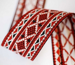 55мм. 90647 ЛЕНТА ОТДЕЛОЧНАЯ ЖАККАРД крас,бел,черн*3157, 55мм (рул.25м)
