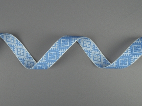 20мм. 90135 ЛЕНТА ОТДЕЛОЧНАЯ ЖАККАРД белый с голубым 20мм (рул.25м)