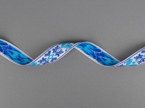 18мм. 9851 ЛЕНТА ОТДЕЛОЧНАЯ ЖАККАРД бел,я-син,я-гол*1089, 18мм (рул.50м)