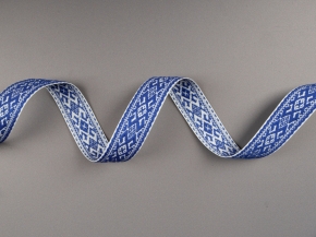 25мм. 91589/25 ЛЕНТА ОТДЕЛОЧНАЯ ЖАККАРД белый с васильк*2956, 25мм (рул.50м)