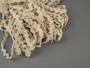 1С51-Г50 (рис.507) ТЕСЬМА ОТДЕЛОЧНАЯ ВЬЮНЧ. 9мм, св.бежевый*068 (рул.30м)