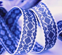 23мм. 9990 ЛЕНТА ОТДЕЛОЧНАЯ ЖАККАРД белый с васильком*863, 23мм (рул.50м)