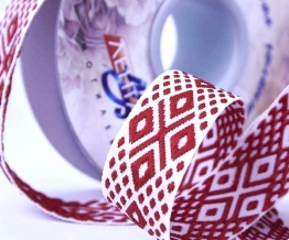 22мм. 14С3844-Г50 (рис.9415) ЛЕНТА ОТДЕЛОЧНАЯ ЖАККАРД белый с красным 22мм (рул.25м)